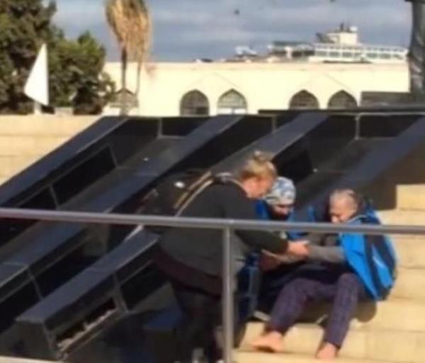 Bu srete sk sk canl yaynlar yapan Mehmet Ali Erbil, Kadky'de merdivenlerde ayaklar plak halde otururken kameralara takld.