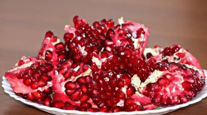 -Nar damarlar tkayan "kt" kolesterol drmeye yardmc olabilir.  <br>  -Nar sindirim rahatszlklarna kar da olduka etkilidir.  <br>  -Nar ayrca ikinlik ve kabzlk problemlerini nleyerek sindirim sisteminin salkl kalmasna yardmc olmaktadr.