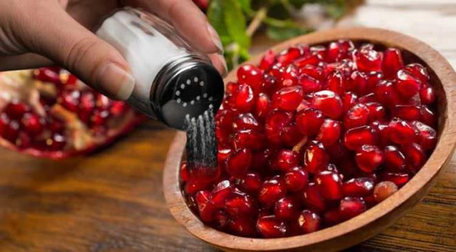 Koronavirs dneminde artan vitamin ihtiyac sonras uzmanlar, meyve tketiminin artmas konusunda uyarlarda bulunuyor. Nar ile ilgili ise nemli bir tavsiyede bulunuldu. Nara tuz dkp yemenin inanlmaz faydas ortaya kt.