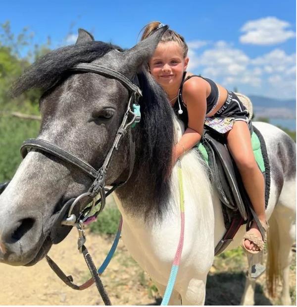 Sosyal medyada epey aktif olan Nisan Akta, ailesinin ynettii Instagram hesabndan hayatna dair kareler paylayor.