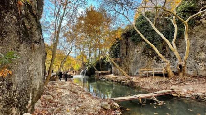 Kahramanmara-Gksun arasndaki 11 tnelden oluan Edebiyat Yolu'nda yer alan Yeilgz Gl ve Dngel elalesi'nde, sonbaharn geliiyle sar, yeil ve kahverenginin farkl tonlar hakim oldu.