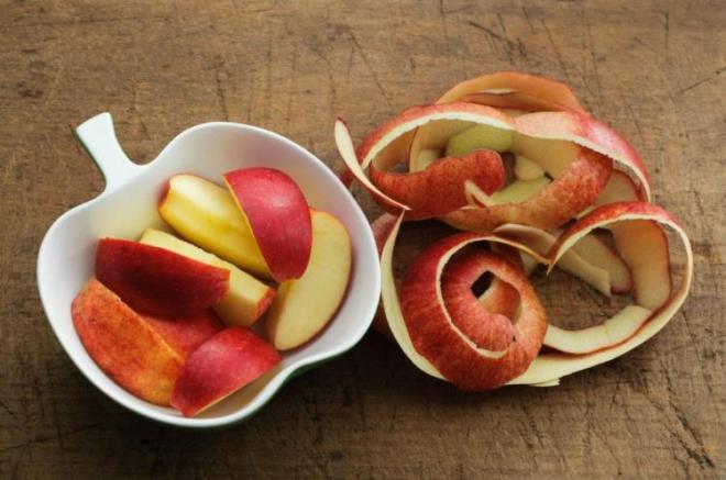 ELMA AYI NASIL YAPILIR?  <br>  Akam soyduunuz elma kabuklarn 2 adet elmann kabuklarnn (bir adet elma kabuu ile de yapabilirsiniz) zerine 3 su barda su ekleyip iine bir ay ka karanfil ve bir tarn ubuu ekleyin.