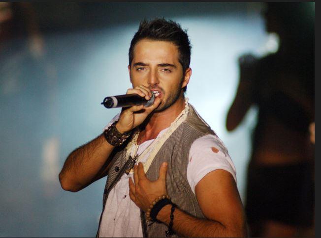 2000 ylnda "zelsin" isimli albm piyasaya karmas zerine sanat camiasna giren ve akllara kaznan arkcs Gkhan zen, son hali ile gndem oldu. lkeyi sessiz sedasz terk eden ve gzlerden uzak yaamna devam eden arkc, soyal medyada kendini paylamas zerine magazin gndemine bomba gibi dt.