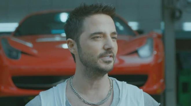 2010 ylnda dnyaevine Selen Sevigen ile giren arkc, bu evlilikten Ada ve Derin adnda iki kz ocuk sahibi oldu. Babalk duygusunu yaayan ve kzlarn grmek iin zaman zaman Trkiye'yi gelen Mzen, 2016 ylnda ei ile boanmtr.