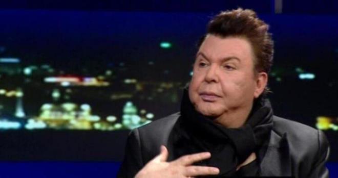 Yzm yakndan ekip internette farkl grntlerle veriyorlar. Benim bu yzden televizyon kariyerim bitti. Sanyorlar ki, estetik doktorlarnn kapsnda yatyorum. Yaptrdm dolgudan dolay oluan deformeden dolay iki tane programm iptal oldu. Paylatm fotoraflarda photoshop kullanyorum. Bir televizyon programnda benim iin 'Aydn olmasn' demiler, o estetikleriyle konuuluyor' demiler. 'yi tamam olmasn diyorlarsa, olmam' dedim ben de. Ben kendimle bartm. Bu benim kendimce ektiim bir ceza. Be kii el ele gidip bunu yaptrdk. Onlar benden daha star oldu. Yzmdeki deformasyon ilerime engel oldu. nsanlar benim iin yapmasaym diyormu. Ben aldm zaten cezam