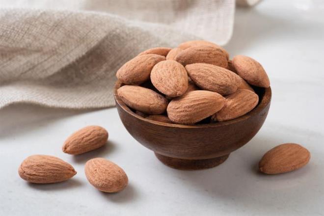 3-4 BADEM TKETN    nsan salna faydalar saymakla bitmeyen bademi gn ierisinde zellikle ara n olarak 3-4 adet alabilirsiniz. 2006 ylnda yaplan bir aratrmaya gre, gn ierisinde tketilen bademlerin insanlarda tokluk hissini arttrd ve kilo verimine etki ettii kantlanmtr.