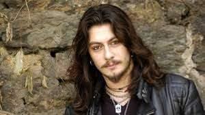 Henz film iin herhangi bir alma yokken "Bar Akarsu'nun filmi ekilse de ben oynasam" diye kalbinden geiren nl oyuncu "lk teklif geldiinde havalara utum, ?Nasl? Gerekten mi?? dedim. nk bu haber gelmeden yaklak bir yl nce iimden ?Bar Akarsu?nun filmi olsa da ben oynasam? diye geirip menajerime bu arzumu dile getirmitim. ime domu gibi menajerime ?Ahmet, ben Bar Akarsu?yu oynamak istiyorum. Eer yle bir film olursa ben oynamalym? dedim. Bu film henz ortada yoktu. imden geirdikten bir yl sonra telefonum ald ve ?Grmek istiyoruz? dediler" eklinde szlerini tamamlad.