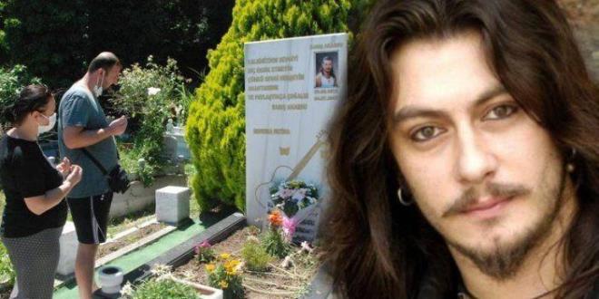 2007 ylnda Bodrum'da geirdii trafik kazasyla yaamn yitiren nl sanat Bar Akarsu'nun vefatnn zerinden yllar gese de hayranlar tarafndan hibir zaman unutulmad.