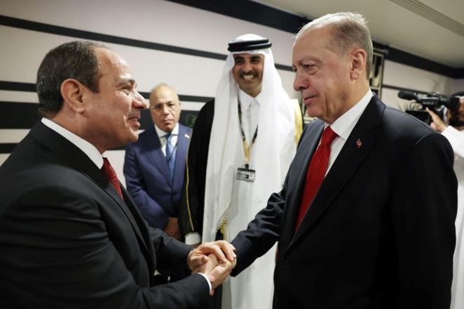 Normalleme sreci kapsamnda grmeler srerken, iki lke arasndaki en st dzey grme Doha'da gerekleti.    Dnya Kupas'nn al man izlemek iin Katar'a giden Erdoan, Msr Cumhurbakan Sisi ile ayakst sohbet etti.