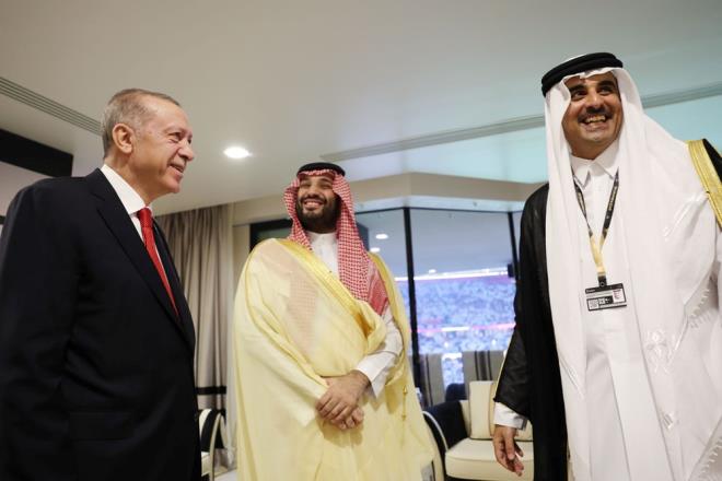 Cumhurbakan Erdoan Sisi'nin yan sra Filistin Devlet Bakan Mahmud Abbas, rdn Kral 2. Abdullah, Dubai Emiri eyh Muhammed bin Raid Al Maktum, Kuveyt Veliaht Prensi eyh Mishaal Al-Ahmad Al-Jaber Al-Sabah ve FIFA Bakan Gianni Infantino'yla tokalaarak sohbet etti.