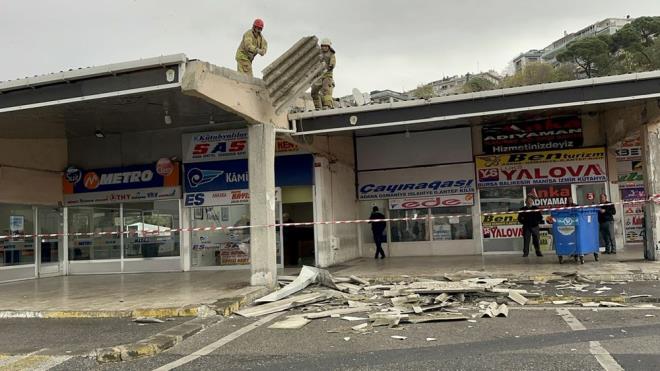 Al�nan bilgiye g�re, kentte etkili olan �iddetli r�zgar, otogar�n �at�s�ndaki baz� par�alar� kald�rd�. �at� par�alar�, otogardaki bir otob�s firmas�n�n peronuna d��t�.