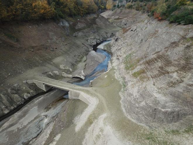 �te yandan Kocaeli Su ve Kanalizasyon �daresi'nin (�SU) resmi internet sitesindeki verilere g�re, Yuvac�k Baraj�'nda �u anda 9 milyon 580 bin metrek�p su bulunuyor.