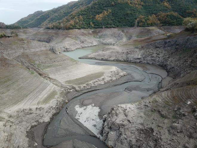 Kocaeli'nin Ba�iskele il�esinde i�me suyu ihtiyac�n�n kar��land��� Yuvac�k Baraj�'nda su seviyesi y�zde 19'a kadar d��t�.