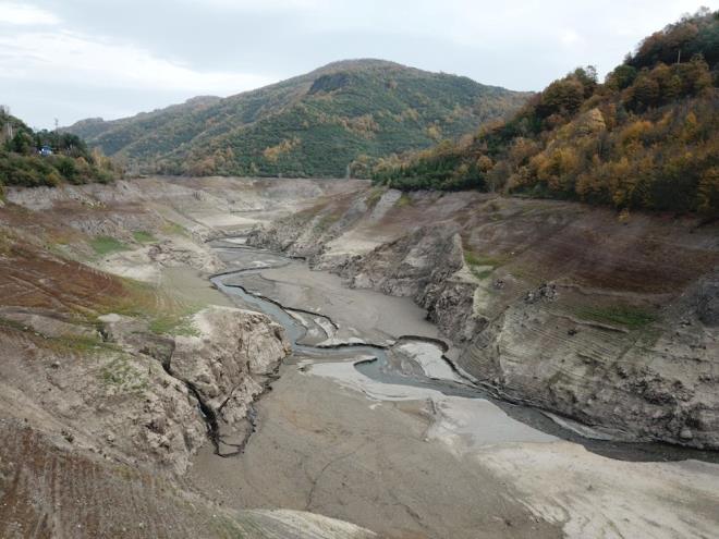 Eskiden ula��m i�in kullan�l�p, k�yleri birbirine ba�layan k�pr�ler de sular�n �ekilmesi ile birlikte ortaya ��kt�.