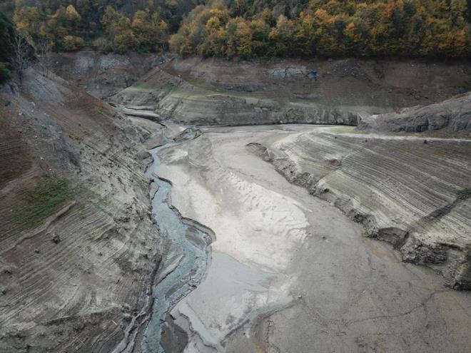 D���� ile birlikte baraj�n bir b�l�m�nde sular�n �ekildi�i, baz� noktalarda ise topra��n �atlad��� g�r�ld�.