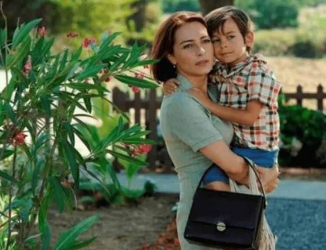 �nceki g�n, oyunculu�a ba�lad��� 5 ya��ndaki foto�raf�yla poz veren Zincidi, alt�na "�yle bir ge�er zaman ki" yazd�.