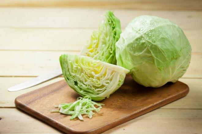 YAPILII:  ncelikle lahanaya dorayn. Daha sonra dier sebzeleri soyup gzelce ykayp dorayn. Bir tencerenin iine biraz zeytinya koyup zerine doradn soanlar ekleyin. Soanlar biraz soteledikten sonra dier doradnz sebzeleri de ekleyin. Gzelce kartrdktan sonra zerine biraz su ekleyin ve piirmeye brakn.