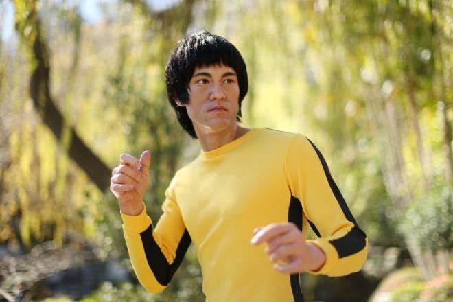 Modern karma d�v�� sanatlar�n�n ustas� olarak d�nya sinemas�na ad�n� alt�n harflerle yazd�ran Bruce Lee, 20 Temmuz 1973 tarihinde ya�am�n� yitirdi.