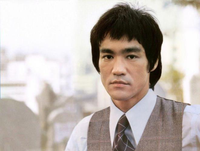 Clinical Kidney Journal'da yay�mlanan makaleye g�re; "Su gibi ol dostum" repli�iyle hat�rlanan usta oyuncunun �l�m nedeni 'fazla su i�mek' olabilir.