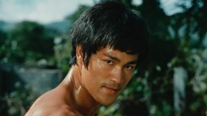 �te yandan baz� zararl� maddeler kulland��� i�in artan susuzlu�unu bu diyetle dindirdi�ini ifade eden makale 50 y�l sonra Lee'nin �l�m�ne dair tart��malar�n ��kmas�na sebep oldu.