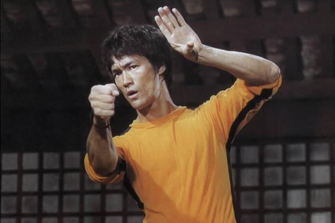 T�m zamanlar�n en �nl� d�v�� sanat��lar�ndan biri olarak haf�zalarda yer edinen usta akt�r Bruce Lee'nin �l�m�yle ilgili y�llar sonra yeni bilgiler ortaya ��kt�. Konu hakk�nda yay�nlanan makaleye g�re; usta akt�r�n ba��na ne geldiyse 'su'dan gelmi� olabilir.
