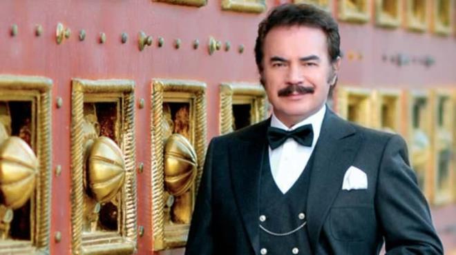 "Bunu anlamakta zorluk �ekiyorum. Ben hayat�m boyunca siyaset yapmad�m ��nk� ben siyaset�i de�ilim. Hi� kimsenin dedikodusunu da yapmad�m, kimse i�in k�t� de konu�mad�m. Neyi do�ru biliyorsam onu s�ylerim. �ark�lar�mda da hep iyili�i, ahlak�, g�zelli�i, esteti�i, adaleti, payla��m� anlatmaya �al��t�m. Buna ra�men, konu�malar�mdan k�t� yorum ��kartmaya �al��anlar var. Ama bunu ba�aramazlar. Siyaset halk�m�za, devletimize hizmet demektir. Bu hizmeti yapan kim olursa olsun son derece sayg�l�y�m. Devlet�iyim, vatan�m� da �l�m�ne sahipleniyorum. Halk�m�z kimi cumhurba�kan� se�tiyse, ona da sayg� g�steririm. Kim bu �lke i�in �al���rsa, ona sayg� da sevgi de duyar�m. �lkemize hizmet etmi� bir�ok lideri de tan�yorum. �zal'� da Demirel'i de Ecevit'i de tan�r ve severdim.