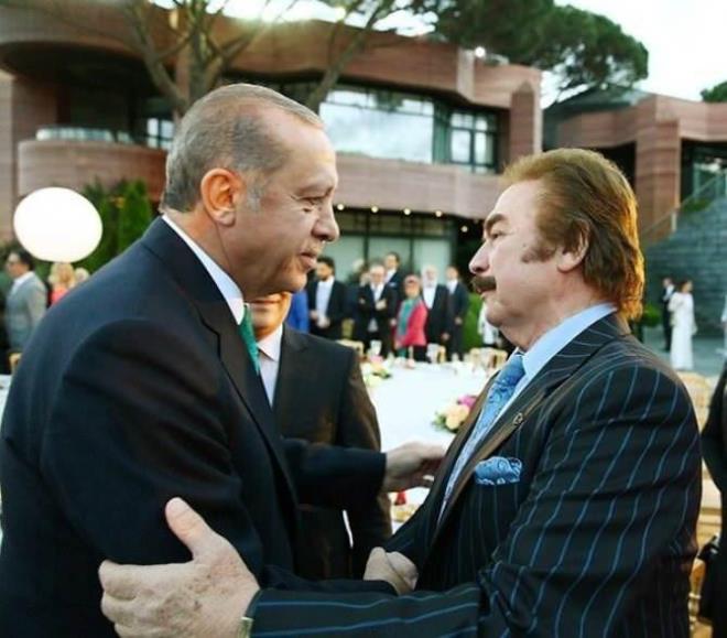 Orhan Gencebay, daha sonra ?Baz� ki�iler sizi neden hedefe koyuyor?? sorusunu yan�tlad�.    "CUMHURBA�KANIMIZIN BA�ARILARI �LKES�N� SEVEN HER VATANDA�I GURULANDIRIYOR"     Neyi do�ru buluyorsa onu s�yledi�ini belirten Gencebay, halk�n siyasi tercihlerine sonuna kadar sayg�l� oldu�unu belirtti.