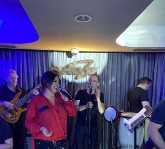 �ark�c�, konser s�ras�nda s�rpriz yaparak baterinin ba��na ge�ip �ov yapmay� da ihmal etmedi.