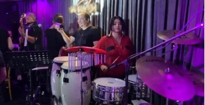 90'l� y�llara damga vuran isimlerden biri olan Bendeniz, y�llar sonra ortaya ��kt�. Uzun bir aran�n ard�ndan bir mekanda sahne alan Bendeniz sevilen �ark�lar�n� seslendirdi. Bendeniz, sahneye ��kmadan �nce iki i�ne vuruldu�unu ve tam iyile�medi�ini s�yledi. Bendeniz'in son hali ise herkesi �a��rtt�.