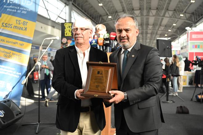 Bursa Milletvekili Osman Mesten, M�sl�manlar�n ve T�rklerin kitabi bir medeniyet oldu�unu, Bat�l�lar�n karanl�k �a� dedi�i Orta �a�'�n asl�nda kendi medeniyetimiz i�in d�nyan�n ayd�nlat�ld��� bir �a� oldu�unu ifade etti. Son y�zy�ld�r kitaplardan uzak kald���m�z� da anlatan Mesten, bu ve benzeri programlarla ge�mi� kodlar�m�z�n insanlara yeniden y�klenece�ini belirterek program�n d�zenlenmesinde eme�i ge�en Bursa B�y�k�ehir Belediyesi'ne ve eme�i ge�enlere te�ekk�r etti. Kitap G�nleri'nin onur konu�u Prof. Dr. S�leyman Uluda�, Kitap G�nleri'nin hay�rl� olmas�n� diledi. �nsanlar�n d���ncelerini 5000 senedir bir nesne �zerine yazmaya �al��t���n�, ka��d�n bulunmas�yla devasa k�t�phanelerin olu�turuldu�unu dile getirdi. Teknolojinin geli�mesiyle kitaplar�n herkese daha kolay ula�t���n� s�yleyen Uluda�, 'Kitap bili�ime eri�menin vas�tas�d�r. Bug�n bilgi asr�nday�z. Sa�l�kl� bilgilere ula�mak i�in �e�itli imkanlar var. Bunlar�n ba��nda kitaplar geliyor. Bu y�zden haz�rlanan Kitap G�nleri'ni de�erli buluyorum. Eme�i ge�en Bursa B�y�k�ehir Belediyesi?ne te�ekk�r ediyorum' diye konu�tu. 