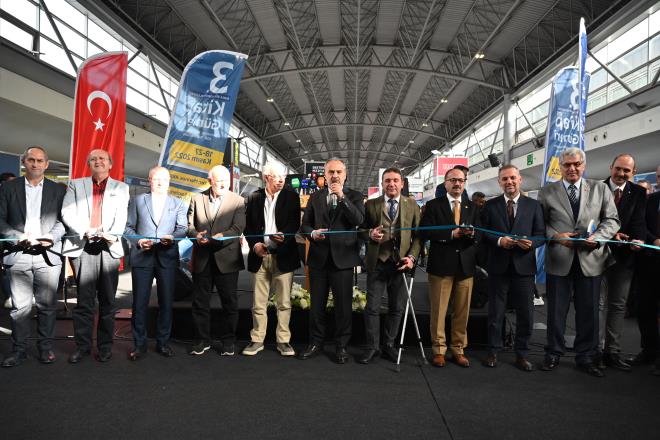  B�y�k�ehir Belediyesi taraf�ndan birincisi 2019 y�l�nda d�zenlenen ve kitapseverlerin b�y�k be�enisini kazanan B�y�k�ehir Belediyesi Kitap G�nleri, kap�lar�n� ���nc� kez Bursal�lara a�t�. Atat�rk Kongre ve K�lt�r Merkezi'nde kitapseverlere 10 g�n boyunca adeta k�lt�r ��leni ya�atacak olan Kitap G�nleri, Bursa'n�n d��man i�galinden kurtulu�unun 100. y�l�na atfedildi. 'Bursa'n�n 2022 T�rk D�nyas� K�lt�r Ba�kenti olmas� m�nasebetiyle' T�rk d�nyas�ndan yazarlar da etkinlikte yer al�yor. Kitap G�nleri'nin bu seneki 'onur konuklar�' ise Bursa'n�n ya�ayan de�erlerinden Prof. Dr. S�leyman Uluda� ile G�ney Amerika edebiyat�n�n �nemli kalemlerinden Arjantinli Carlos Maria Dominguez oldu. 120'yi a�k�n yay�nevinin kat�ld��� ve 50?ye yak�n s�yle�inin yap�laca�� etkinlikte, Atilla Dorsay, Bekir Develi, Be�ir Ayvazo�lu, Beyhan Budak, Bircan Y�ld�r�m, �hsan Fazl�o�lu, �lber Ortayl�, Kemal Sayar, Mete Yarar, Mustafa �en, Nurullah Gen�, Sadettin �kten, Saniye Bencik Kangal, Serdar Tuncer, Varol Ya�aro�lu, Yasin Pi�gin ve Yusuf Kaplan gibi 200 civar�nda yazar ile �air, okurlar�yla bulu�acak. Atat�rk Kongre ve K�lt�r Merkezi?ndeki etkinli�in a��l�� t�renine, Bursa B�y�k�ehir Belediye Ba�kan� Alinur Akta�'�n yan� s�ra Bursa Milletvekili Osman Mesten ve Atilla �d�n�, AK Parti �l Ba�kan� Davut G�rkan, �l K�lt�r ve Turizm M�d�r� Kamil �zer, Bursa Matbaac�lar Ve K�rtasiyeciler Esnaf Odas� Ba�kan� Mehmet Akif Erol ve kitapseverler kat�ld�. 