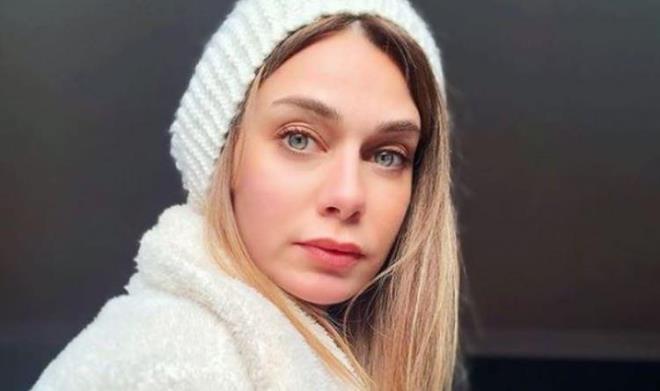 Sosyal medya hesabn aktif bir ekilde kullanan nl oyuncu, son yapt paylamla herkesi oke etti. Haberi olmadan ran'da bir markann yz olduunu renen Batur, olayn detaylarn hayranlaryla paylamay ihmal etmedi.