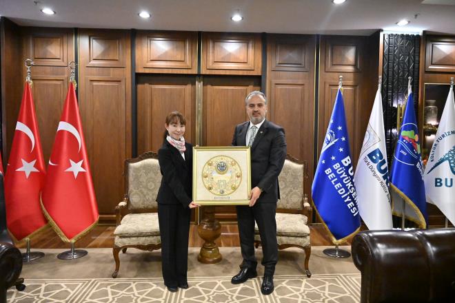 Japonya'nn deneyimleri nemli<br>&#8232;Yaplan ibirliinin nemine dikkat eken Bakan Akta, "Bu alma ile ayn zamanda 1/25000 leinde kentsel dayankllk plan, kentsel geliim plan ve afet riskini azaltma planlar da hazrlanm olacak. Deprem riskinin azaltlmas, tek bir kurumun yalnz bana stlenebilecei bir sre deil. Projemizin daha salkl ilerlemesi adna, akademisyenlerden oluan bilimsel danma kurulu oluturuldu. Japonya ve Trkiye, iki deprem lkesi olarak uzun yllar afet ynetimi konusunda ibirlii ierisinde. Japonya'nn bu konuda nemli deneyimleri var. JICA, uluslararas partnerlerimiz arasnda nemli bir yere sahip. Japonya'nn afet ynetimi alanndaki bilgi ve deneyimlerini inallah Bursa?ya aktaracaz. Allah gstermesin, alma sonrasnda, olas bir afetin ykc etkilerini azaltma noktasnda gerekli almalarn ortaya konulacan umuyorum" dedi.  <BR>  &#8232;JICA Trkiye Ofisi Bakan Yuko Tanaka ise 2022 Trk Dnyas Kltr Bakenti Bursa?da bulunmaktan byk mutluluk duyduklarn kaydetti. JICA?nn ?Bursa Bykehir Belediyesi ile uzun yllar sren? ibirlii faaliyetlerine yenisini eklediklerini kaydeden Tanaka, "Bursa Bykehir Belediyesi Deprem Riskini Azaltma ve nleme Planlamas Projesi?nin protokoln imzalamaktan onur duyuyorum. Projenin, Bursa?nn afetlere dayankl bir hale gelmesine, kentsel dnme ve iki lke arasndaki dostlua katk sunacana inanyorum" diye konutu.