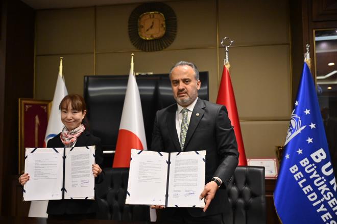 Bursa'nn geleceini yakndan ilgilendiren ibirlii protokol, Bykehir Belediye Bakan Alinur Akta ile JICA Trkiye Ofisi Bakan Yuko Tanaka arasnda imzaland. mza treninde; JICA Trkiye Ofisi Bakan Yardmcs Yurika Saito, Bykehir Belediyesi Genel Sekreteri Ula Akhan, Genel Sekreter Yardmcs Glten Kapcolu, Bursa Uluda niversitesi Rektr Yardmcs Prof. Dr. Adem Doangn, Bursa Teknik niversitesi Rektr Yardmcs Prof. Dr. Beyhan Bayhan ve KO Yerfizii Anabilim Dal Bakan Prof. Dr. erif Bar da hazr bulundu.&#8232;&#8232;