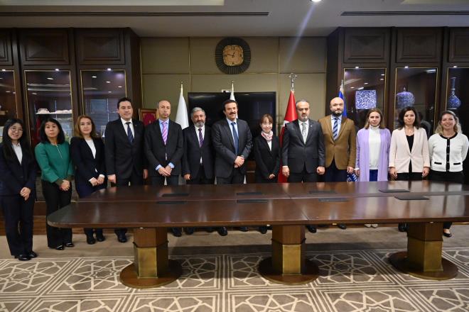 Birinci derece deprem kuanda yer alan Bursa'da, 1999 Marmara depreminin ardndan ?zemin ettleri aratrma birimini kurarak? Bursa ili Sismik Zemin Tehlike Deerlendirme Projelerini hayata geiren Bykehir Belediyesi, TBTAK Marmara Aratrma Merkezi ile imzalanan protokol kapsamnda balayan Bursa Sismik Tehlike Deerlendirmesi ve Zemin Snflandrmas Projesi kapsamnda ise ?15 istasyon ile 9 fayn ayr ayr segmentlerini tespit ederek? oluabilecek maksimum deprem byklklerini belirledi. Proje kapsamnda gerekletirilen jeofizik ve sondaj almalar sonucunda; 3 Boyutlu Anakaya Derinlik Haritas, 1/100.000 ve 1/25.000?lik jeoloji haritalar ile Sismik Tehlike Haritas hazrland. Bir taraftan kentsel dm projeleri ile riskli yap stokunu srekli azaltan Bykehir Belediyesi dier taraftan ?muhtemel depremde hasar ile kayplarn en aza indirebilmesi amacyla? bilimsel almalara devam ediyor.&#8232;