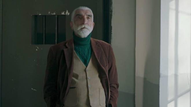 "OK Y BR YAZARIMIZ, Y BR EKBMZ VAR"    Basn mensuplar tarafndan "Senaryoyu ilk okuduunuz zaman bu bakar baarl olacan bekliyor muydunuz?" eklinde gelen soruya usta oyuncu, "Bekliyorduk tabii ki. ok iyi bir yazarmz var, iyi bir ekibimiz var. Konular gzel, seyirci de mutlu olunca keyifleniyoruz" yantn verdi.