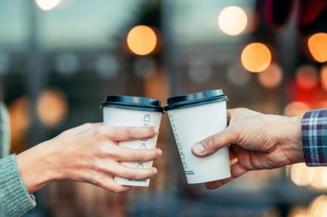 3 KARTON BARDAKTA 75 BN MKROPLASTK YUTULUYOR!    Karton bardaklarnn zararlarn aratran ekibin bandaki isim Sudha Goel,"Bir kat bardakta gnde ortalama 3 normal fincan ay veya kahve ien kii plak gzle grlemeyen 75 bin mikroplastik parac yutacaktr." ifadelerini kulland.