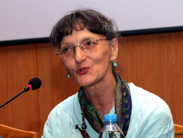 10 yldan uzun sre "Bizimkiler" dizisinde grev yapt. Trkiye'ye kesin dn yapm bir "Almancnn kars" (Ulrike/Ulviye) uygun diksiyonla canlandrd. Yine "Bizimkiler" dizisinde rol alm olan oyuncu Tayfun oraan'la evliydi.