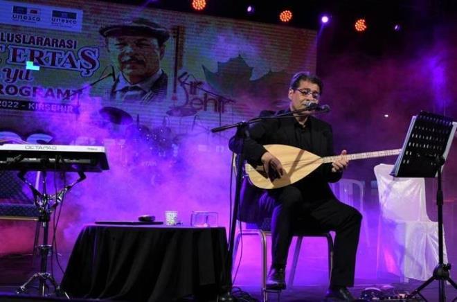 &#8203;"5 KURU PARA STEMEDK!"    Babasnn istemedii bir filmin ekildiini srarla dile getiren Hseyin Erta, yle konumutu:    "Biz hi kimseden imdiye kadar film iin para istemedik. Hi kimseyle grmedim. kyorlar televizyona, 'aile sizden para istedi mi?' diye soruluyor.