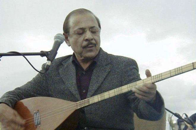 "MZA VERD ZAMAN SANDALYESNDE OTURAMAYACAK DURUMDAYDI"    apkn, Neat Erta' uzlama olarak aldklar esnada sandalyesine oturamayacak durumda olduunu ve baz fotoraflara ulaldn dile getirdi. Avukat, szlerinin devamnda yle konutu: "4. Evre kanser hastas olan Erta, son gnlerinde kendisine uygulanan tedaviden sonra zayflam, hastal kala boyun ve gsne sirayet etmi. Ayakta zor yryen ar kesici bant kullanan 74 yandaki kanser hastas Erta'tan muvafakat alnyor. Ayn 6'snda Neet Erta tedavi yaplamad iin 'gideyim de zmir'deki evimde vefat edeyim' olaydan 4 gn sonra kaldrld hastanede vefat ediyor"