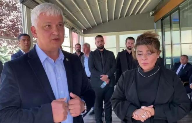 "NEET ERTA KTAP N MZA VERYOR, FLM N DEL"    Neet Erta'n verdii imza zerinde duran Avukat Uur apkn,  "Erol Parlak bir ekilde Neet Erta'n yanna giderek 'ben sizin eserlerinizi notaya almak istiyorum' diyor, Neet Erta'ta Erol Parlak' notis olarak gryor, Erta'ta bunun zerine, 'Ben yalandm, benim eserlerimi benim gibi alacak ve syleyecek birileri olsun isterim, bunu yaparsan ho olur' diyor. Toplamda 34 tane eserin notaya yazlmas 5 yl gemesine ramen bitmiyor ve hatta Neet Erta'ta notalarn bitmemesi ile ilgili aile yelerine yaknyor.