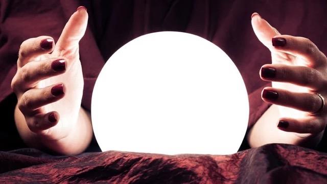 3- Gnete frtna kopacak :<br>Bulgar kahinin bir baka tahminini ise Dnya gezegeninde daha nce hi grlmemi bir lekte byk bir Gne frtnasnn yaanaca oluturuyor.Gne frtnas sebebiyle, Dnya zerindeki elektrik ve internet sistemleri zarar grebilir, ayrca uzaydaki istasyonlar, uydular ve astronotlar da gne frtnasndan olumsuz etkilenebilir. Ancak, Baba Vanga'nn ngrd bu daha gl Gne frtnalar, tm teknolojik sitemlere ykc bir ekilde zarar verecek sistem. Baz uzmanlar bu boyutta patlamalarn dnyay karanlk alara yeniden dndrebileceini belirtiyor.