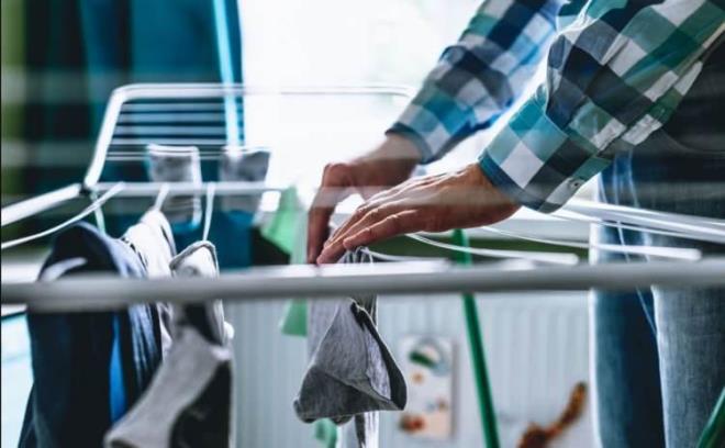 Ik, "Kronik akcier hastalklar olan kiilerin de salkl bireylerin de ek tedbirler almas nemli. Mmkn olduunca az hal kullanlmas, HEPA filtreli elektrik sprgeleri ile evdeki kuma eyalarn ve hallarn dzenli olarak sprlmesi, yatak takmlarnn en az haftada bir kez temizlenmesi ve hava kirliliinin az olduu zaman dilimlerinde evin havalandrlmas solunum yolu ikyetlerinin azaltlmasn salayabiliyor" eklinde konutu.