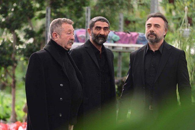 ATV'nin sevilen dizisi Ben Bu Cihana Smazam'n Kurban Baba's Ali Sekiner, oyunculuk macerasn anlatt. niversite yllarndan beri tiyatroyla ilgilenen Sekiner, nceki mesleiyle gndeme geldi. nl oyuncu, "52 yanda stanbul'a gelip bu piyasaya girmek zor oldu" dedi.