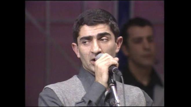 MZK RETMENLNDEN OYUNCULUA    Asl mesleinin mzik retmenlii olan Sekiner, 52 yanda oyunculua nasl baladn anlatt. Karakteri gerei sakinlii, gl duruu ve zl szleriyle izleyici tarafndan ok sevilen Sekiner, "52 yandan sonra Ankara'dan stanbul'a gelmek zor bir karard" diyerek yle devam etti: "1.85 boyunda, sarn, mavi gzl, yakkl bir adam da deilim... Allah'n verdii yeteneklerim, alkanlm ve zverimle gzel bir kariyer yaptm" eklinde konutu.