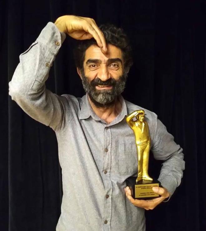 4/6  Tweetle Facebook'ta payla    "MZKLE BRLKTE TYATROYLA DA HEMHAL OLDUM"    nl oyuncu eski mesleine dair unlar kaydetti:    "2017 ylnda emekli olana kadar, mzikle birlikte tiyatroyla da hemhal olmu birisiyim. Neredeyse aklm erdii gnden beri, bu iki dal arasnda gidip geldim diyebilirim. niversitenin tiyatro kulb, Ankara Deneme Sahnesi, teki Tiyatro ve Ankara Sanat Tiyatrosu, oyunculukla ilgili bilgilerimin olutuu, gelitii kurumlar."