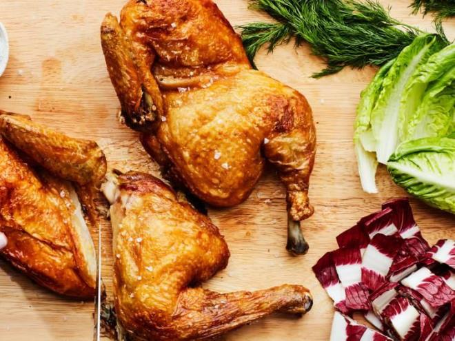 Protein bakmndan zengin olan tavuk ayn zamanda, zel vitamin ve mineraller bakmndan da en ok nerilen salkl besiner arasnda yer alyor. Tavuu marketlerden aldktan sonra da hijyenik koullara dikkat edilmesi gerektiinizn altn izen uzmanlar baz uyarlarda bulundu.