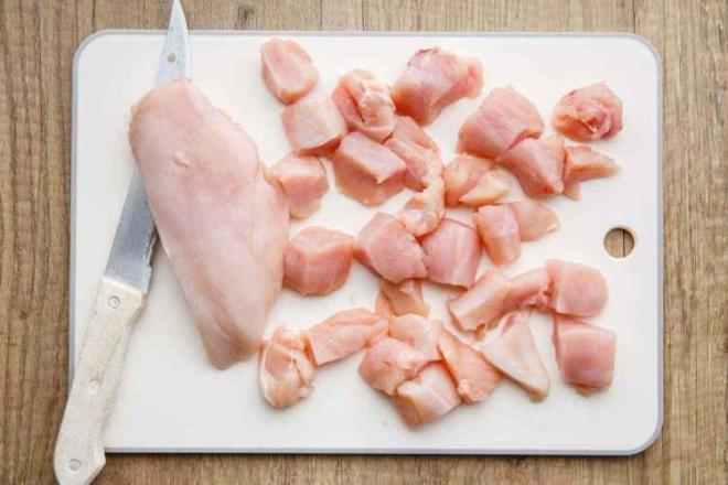  VE PM BESNLER AYNI YERDE KOYULMAMALI!    Esra Tansu Saryer," biyolojik bulaanlar besin kaynakl hastalklarn en yaygn nedeni olmakla beraber, toz, toprak, hava, hayvanlar, i besinler, ara-gereler ve insan yoluyla bulamaktadr. Bunun nne gemek iin, besin gvenliini salamaya ynelik temizlik, i ve pimi besinlerin ayr saklanmas, uygun piirme, uygun saklama koullar salanmas, gvenilir hammadde ve su kullanlmas gibi ilkeler uygulanmaldr."