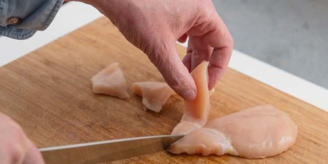  ETLER DORARKEN FAKRLI TAHTA KULLANIN!    Saryer,i ve pimi besinlerin ayrlmas, farkl kesme tahtalarnn kullanlmas ve tketime kadar ayr ayr saklanmas olduunu vurgulad. Uzman isim,?nk zellikle et, deniz rnleri, kanatl etleri gibi i besinler tehlikeli mikroorganizmalar barndrmaktadr.