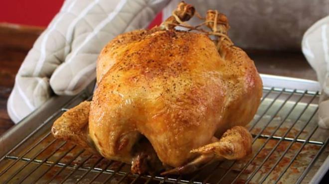 Uzmanlar, mutfanza giren i ve pimi besinlerin ayr saklanmas, uygun piirme ve uygun saklama koullarnn salanmas gerektiinin altn iziyor.